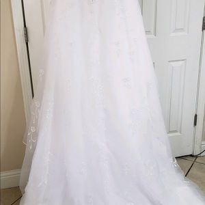 New David’s bridal size 14 wedding dress